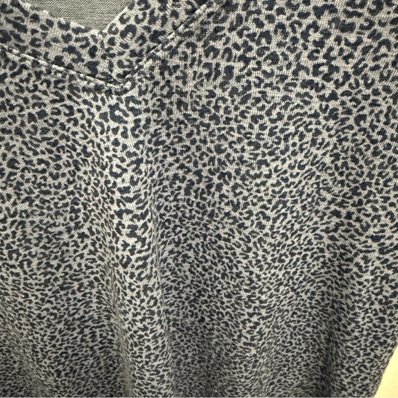 Athleta Blue Cheeta Print Breezy Scoop V-neck Tee - Picture 6 of 9